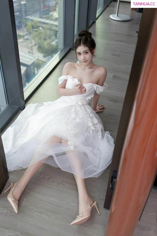  [XiuRen]高清写真图 2025.09.26 No.10814 刘婷婷 白色婚纱第8张图片